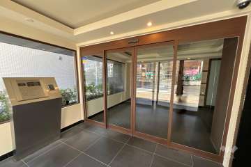 エントランスはオートロック付きです。