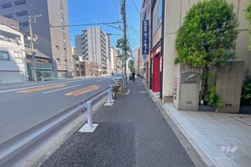 敷地北東側の前面道路（北西側から）