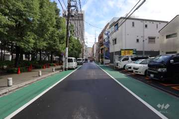 敷地南側の前面道路（西側から）