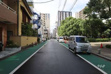 敷地南側の前面道路（東側から）