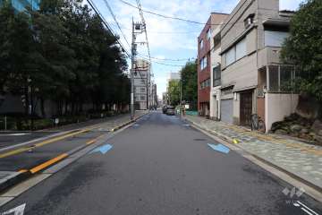 敷地北側の前面道路（東側から）　
