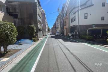 敷地の西側前面道路（北側から）