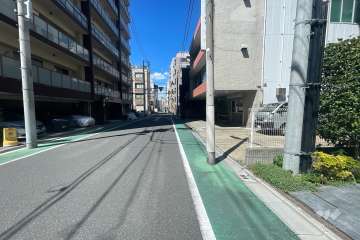 敷地の西側前面道路（南側から）