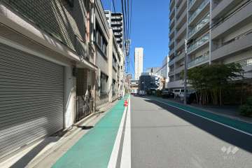 敷地西側の前面道路