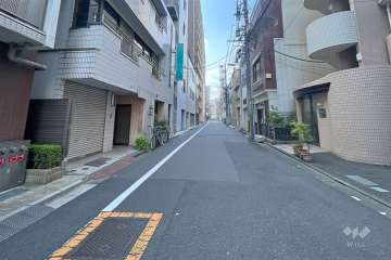 敷地の西側前面道路（北側から）