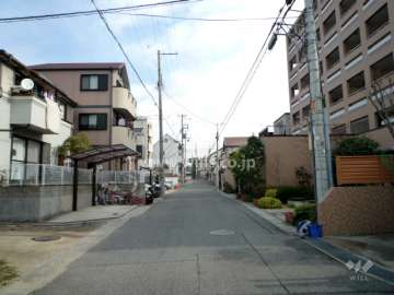 敷地北側の前面道路（西側から）