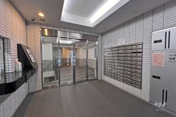 エントランスはオートロック付きです。