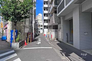 敷地北西側の前面道路（南西側から）