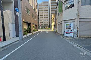 敷地の北側前面道路（東側から）