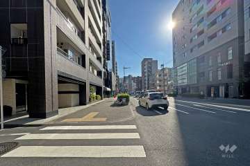 敷地の西側前面道路は新堀通りです（北側から）。