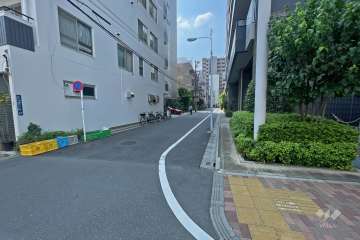 敷地西側の前面道路（北側から）