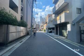 敷地の南側前面道路（東側から）