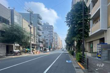 敷地の南側前面道路（東側から）