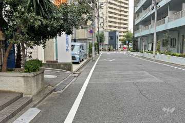 敷地東側の前面道路（南側から）