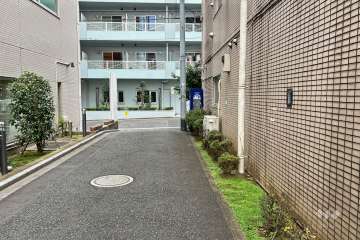 敷地北側の前面道路（西側から）