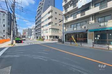 敷地の南側前面道路（東側から）