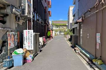 敷地南東側の前面道路（南西側から）