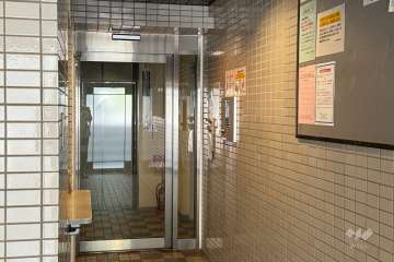 エントランスはオートロック付きです。