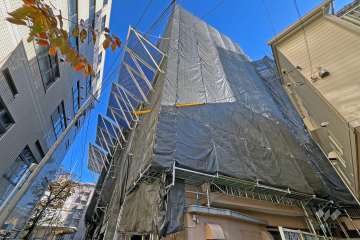 サンハイツ根岸の外観（南西側から）※大規模修繕工事中（2024年12月）