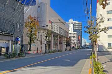 敷地の北東側前面道路（南東側から）