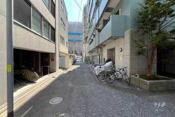 敷地東側の前面道路（北側から）