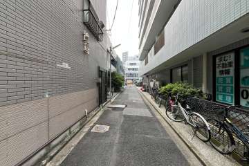 敷地の東側前面道路（北側から）