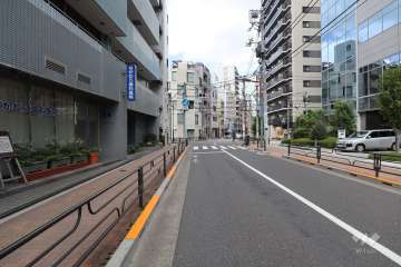 敷地東側の前面道路-(南側から)