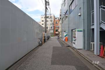 敷地西側の前面道路（南側から）