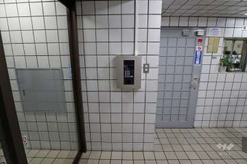 エントランスはオートロック付きです。