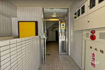 タイル張りのエントランス