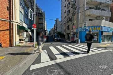 敷地南側の前面道路（西側から）