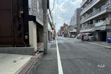 敷地の北東側前面道路（北西側から）