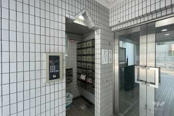 エントランスはオートロック付きです。