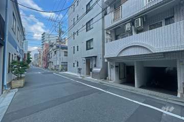 敷地の北側前面道路（西側から）
