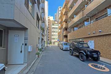 敷地の北側前面道路（西側から）