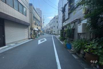 敷地の北側前面道路（西側から）