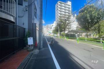 敷地の北側前面道路（東側から）