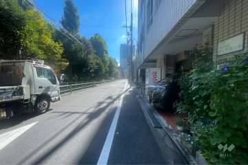 敷地の北側前面道路（西側から）