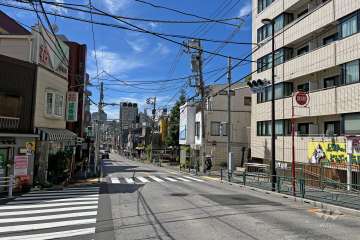 敷地南側の前面道路（東側から）