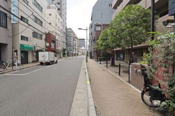 敷地東側の前面道路（北側から）