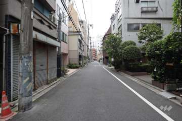 敷地南側の前面道路（東側から）