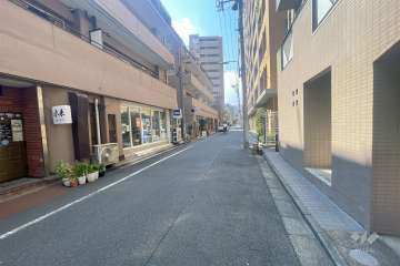 敷地北側の前面道路（東側から）
