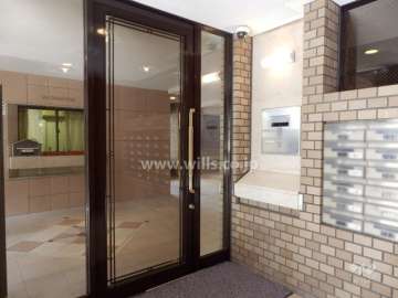 エントランスはオートロック付きです。