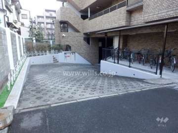 地階にある駐車場へのアプローチ