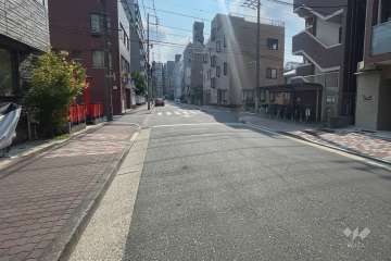 敷地の北側前面道路（西側から）