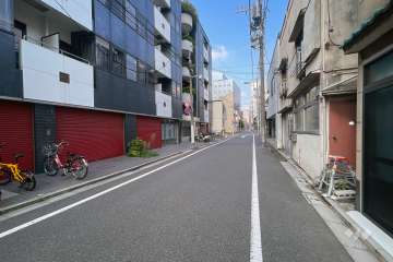 敷地の北側前面道路（東側から）