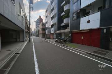 敷地の北側前面道路（西側から）