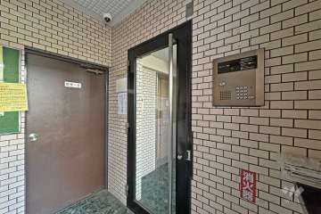 エントランスはオートロック付です。