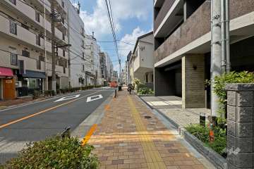 敷地の北西側前面道路（北東側から）