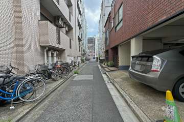 敷地の南東側前面道路（南西側から）